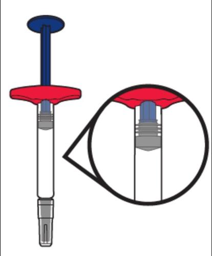 Siringa pre-riempita con stantuffo blu e tappo rosso, dettaglio ingrandito dell&rsquo;ago e del meccanismo di iniezione