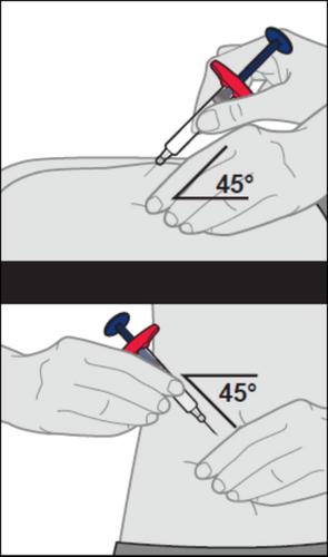 Mano che tiene una siringa inclinata a 45 gradi mentre l