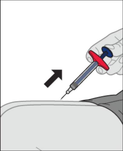 Siringa con ago che viene inserito nella pelle, freccia nera indica la direzione dell