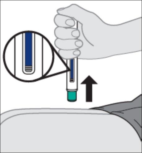 Mano che tiene un dispositivo per iniezione sottocutanea con ago inserito nella pelle e freccia che indica la direzione