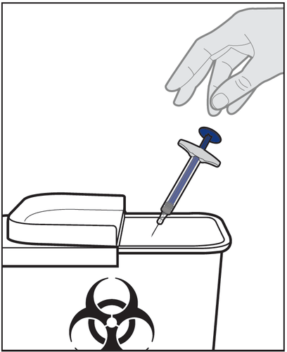 Mano che inserisce una siringa con ago in un contenitore per rifiuti speciali con simbolo biohazard nero su sfondo bianco