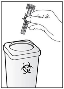 Mano che getta una siringa usata in un contenitore per rifiuti speciali con simbolo di rischio biologico