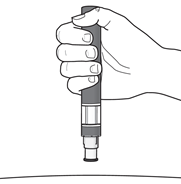 Mano che impugna un dispositivo penna per iniezione con un ago trasparente all
