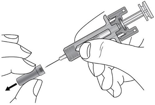 Mano che tiene una siringa preriempita con ago inserito nella pelle e dispositivo di sicurezza attivo con freccia indicante la direzione