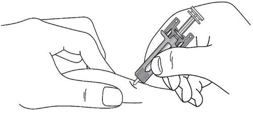 Mano che tiene un autoiniettore grigio con ago inserito nella piega cutanea del braccio per iniezione sottocutanea