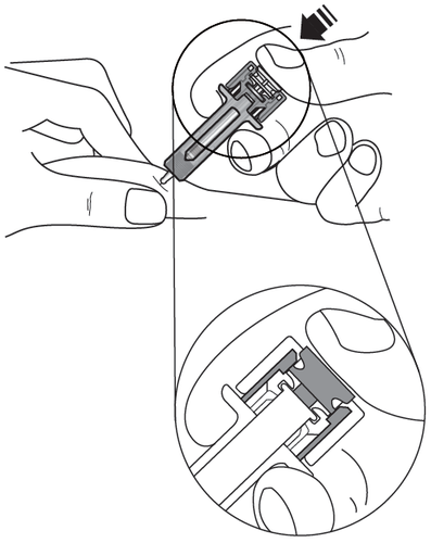 Dispositivo autoiniettante con ago inserito, vista ingrandita del meccanismo di iniezione e dettaglio del punto di applicazione cutaneo