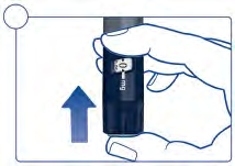 Mano che tiene un iniettore precompilato blu con indicatore di dosaggio e freccia blu che indica la direzione di attivazione