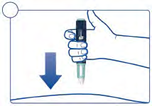 Mano che tiene un dispositivo iniettore blu con ago rivolto verso il basso e freccia che indica la direzione dell