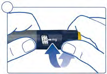 Mano che tiene una penna per insulina blu con indicazione 24 mg e freccia blu che indica la rotazione del selettore di dose