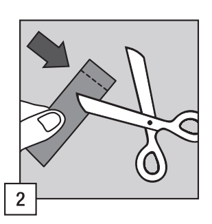 Mano con guanto che tiene una bustina mentre delle forbici tagliano l