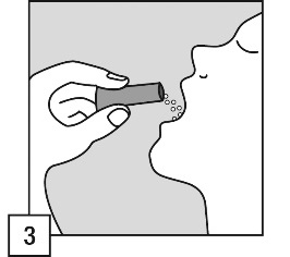 Mano che tiene un erogatore orale con l