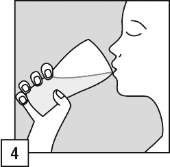 Mano che afferra la fiala di vetro inclinata verso l