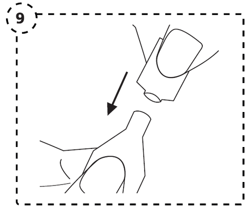 Mano che tiene una siringa inclinata verso il basso con ago che penetra nella pelle e freccia nera che indica la direzione dell