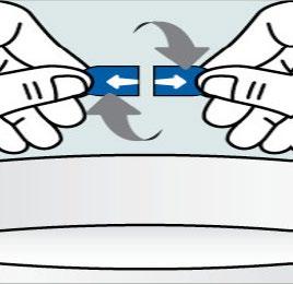 Due mani che uniscono due componenti blu a incastro con frecce grigie che indicano la direzione