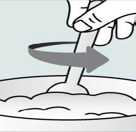 Mano che ruota un tampone sterile grigio in un contenitore cilindrico bianco per la raccolta del campione