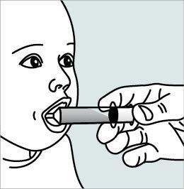 Mano che introduce un applicatore orale cilindrico nella bocca aperta di un bambino, vista laterale del volto