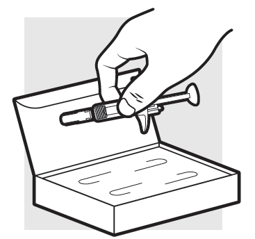 Mano che tiene una siringa pronta per l