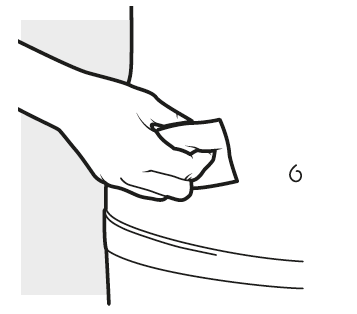 Mano che stringe un batuffolo di cotone contro la pelle, preparazione all