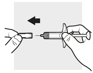 Mano che tiene una siringa con ago inserito in un connettore, freccia nera indica la direzione di connessione