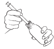 Mano che riempie una siringa da un flaconcino di vetro trasparente con tappo a vite