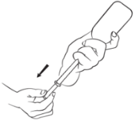 Mano che tiene una siringa preriempita con ago inserito in un tappo di sicurezza nero e freccia direzionale indicante la rimozione