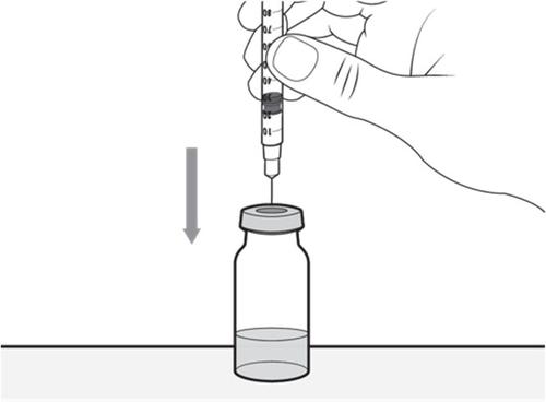 Mano che tiene una siringa sopra un flacone di vetro con liquido, freccia grigia indica la direzione verso il basso