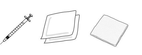 Siringa con ago, due tamponi di garza sovrapposti e un tampone con trama a rete visibili su sfondo bianco