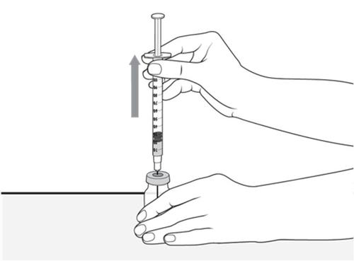 Mano che tiene una siringa e preleva il farmaco da un flaconcino con ago inserito e freccia direzionale
