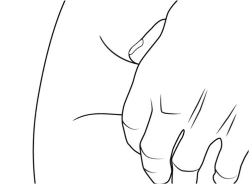 Mano che afferra una siringa con ago inserito nella pelle ad angolo inclinato per iniezione sottocutanea