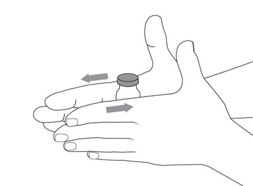 Mano che tiene un cerotto circolare con due frecce grigie che indicano la direzione di applicazione