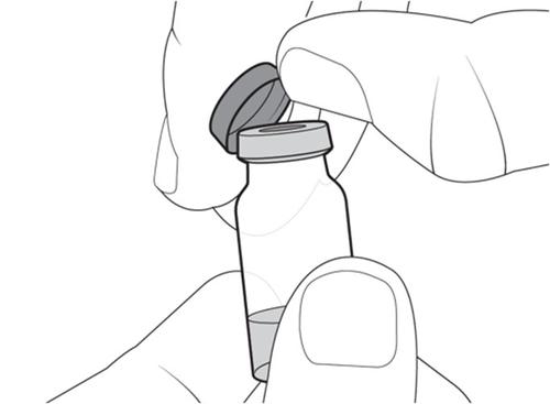 Mano che rimuove il cappuccio protettivo da un flaconcino di vetro trasparente contenente un liquido chiaro