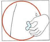 Mano che pizzica la pelle del braccio con un dispositivo bianco a forma di pinza per preparare l