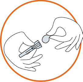 Due mani che preparano una penna per iniezione con ago protetto e tappo rimovibile sfondo circolare arancione