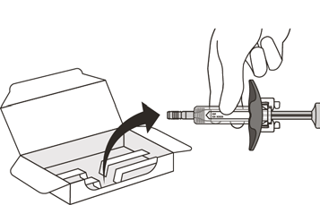 Siringa preriempita con ago protetto che viene estratta da un blister aperto indicato da una freccia nera