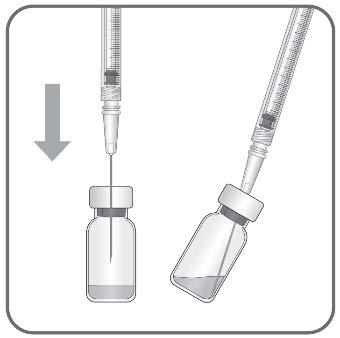 Siringa che preleva farmaco da flaconcino trasparente con ago inserito e freccia grigia che indica la direzione