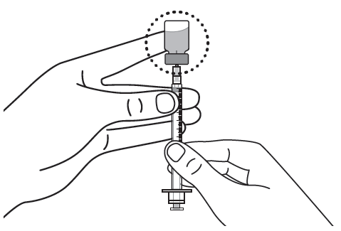 Mani che tengono una siringa con ago inserito in un tappo di gomma collegato a una fiala trasparente con liquido all