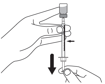 Mano che tiene una siringa con ago rivolto verso il basso e freccia nera che indica la direzione dell