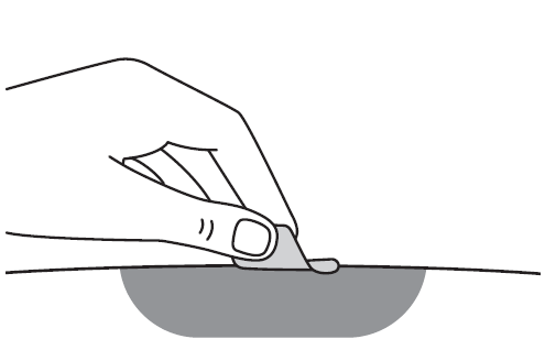 Mano che tiene una siringa con ago inserito nella pelle ad angolo, evidenziata area grigia sottocutanea e piega cutanea sollevata