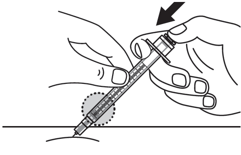 Mano che tiene una siringa inclinata, ago che penetra nella pelle con un cerchio puntinato che indica il punto di iniezione