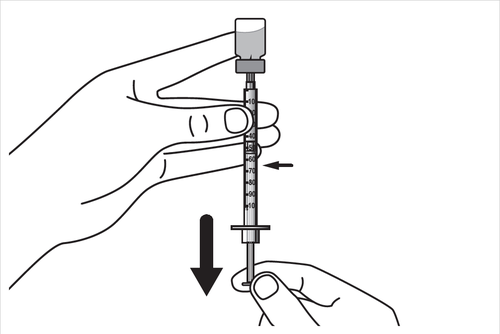 Mano che tiene una siringa graduata con l