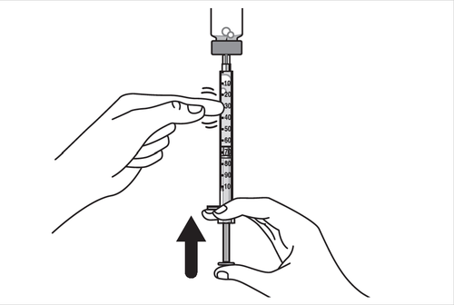 Mano che tiene una siringa graduata, con ago rivolto verso il basso e freccia che indica la pressione sul pistone per l