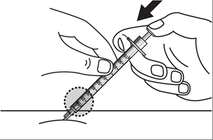 Mano che tiene una siringa inclinata, ago che penetra nella pelle, punto di iniezione indicato da pallini e freccia direzionale