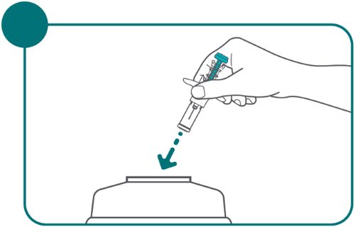 Mano che afferra una siringa pre-riempita con l