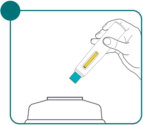 Mano che tiene una penna per iniezione blu e gialla sopra una superficie bianca, pronta per l