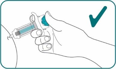 Mano che tiene una siringa preriempita con ago inserito nella pelle, segno di spunta verde in alto a destra che indica corretto utilizzo