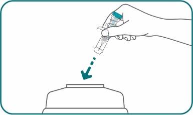 Mano che versa una goccia di liquido blu da un flaconcino su una superficie bianca con freccia indicante il punto