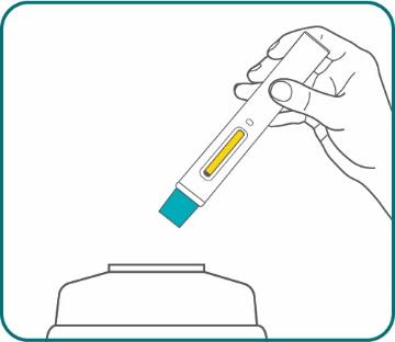 Mano che tiene un dispositivo autoiniettante bianco e blu sopra una superficie bianca circolare