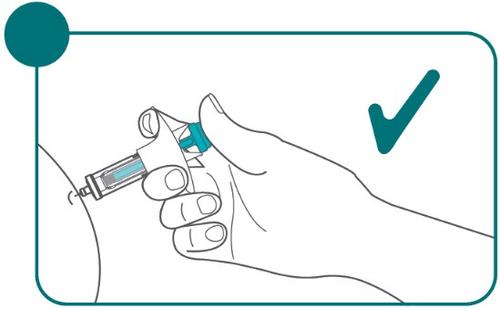 Mano che tiene una siringa pronta per l