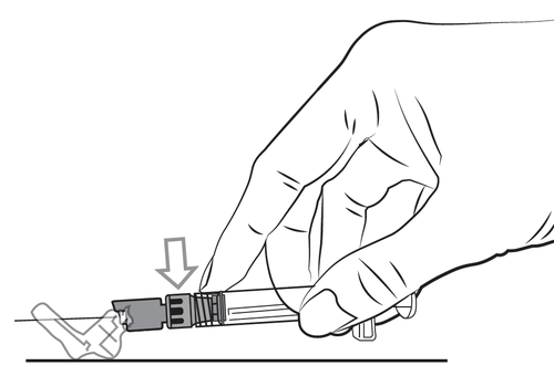 Mano che afferra una siringa con ago inserito nella pelle, freccia bianca indica la direzione di iniezione sottocutanea