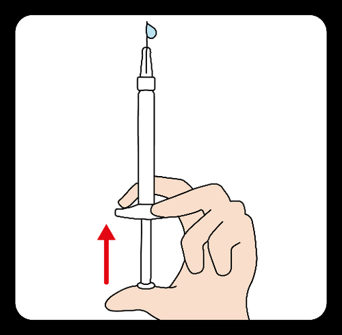 Mano che afferra una siringa con ago rivolto verso l
